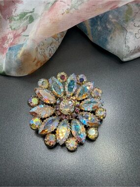Vintage Aurora Borealis Flower Brooch - Iridescent #257ub